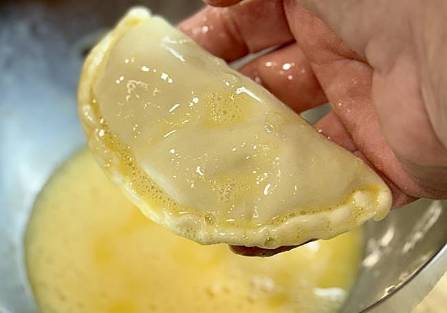 Bañamos en huevo las empanadillas