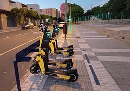 Imagen de archivo de unos patinetes.