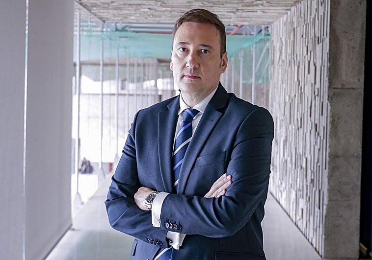 Miguel Hernández posa en la Ciudad de la Justicia de la capital grancanaria.