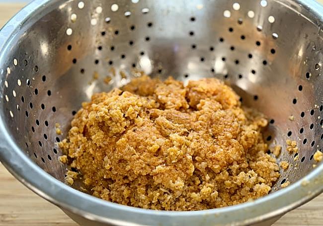 Vaciamos los chorixos y dejamos escurrir