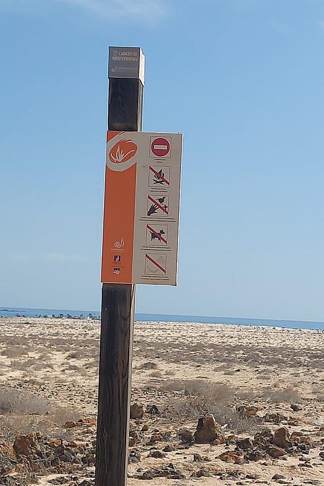 Cartelería que recuerda los usos prohibidos del parque natural situado en el municipio de La Oliva.