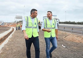 Oswaldo Betancort y Jacobo Medina, supervisando una obra pública.