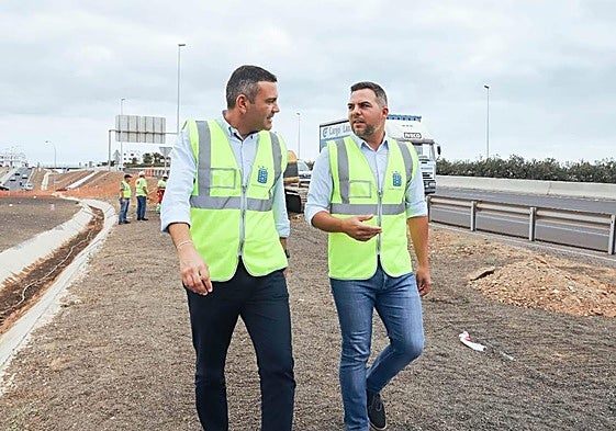 Oswaldo Betancort y Jacobo Medina, supervisando una obra pública.