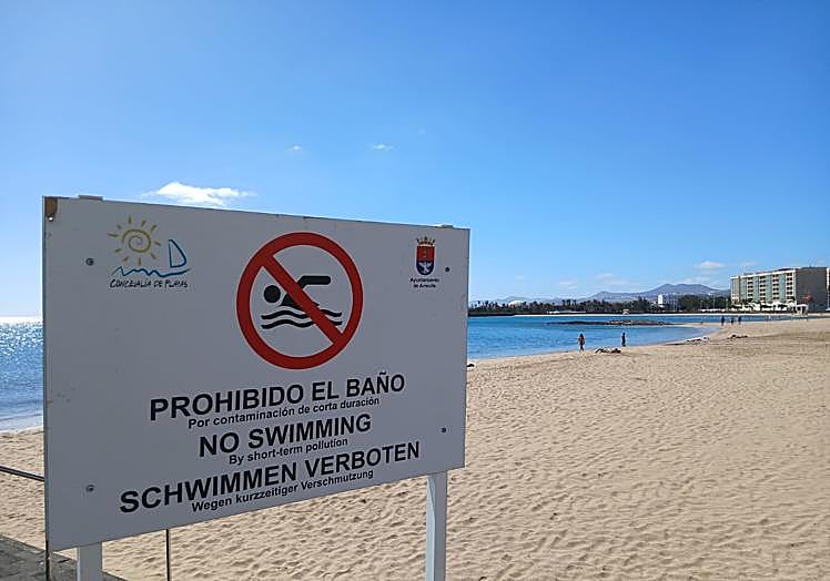 Cartel de aviso en el acceso junto al parque Islas Canarias.