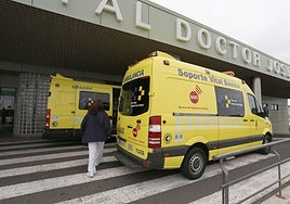 Ambulancia del SUC en el Hospital José Molina Orosa.