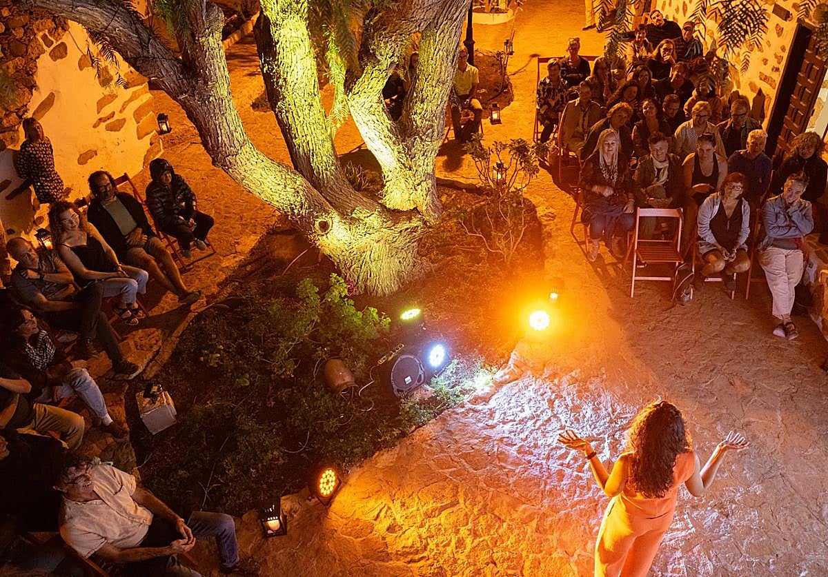Cada viernes de octubre, la Concejalía de Cultura organiza narraciones orales para adultos en el patio de la biblioteca municipal.