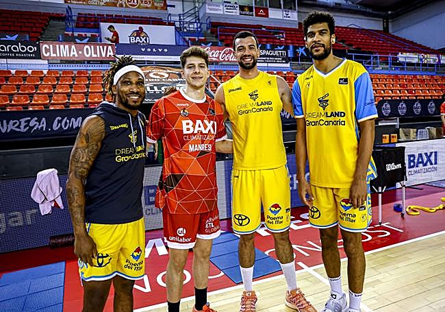 Imagen de los tres franceses del Granca junto con su compatriota del Manresa, Hugo Benítez