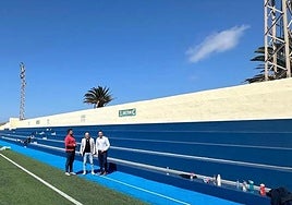 Autoridades meses atrás en el campo de fútbol de Tinajo.