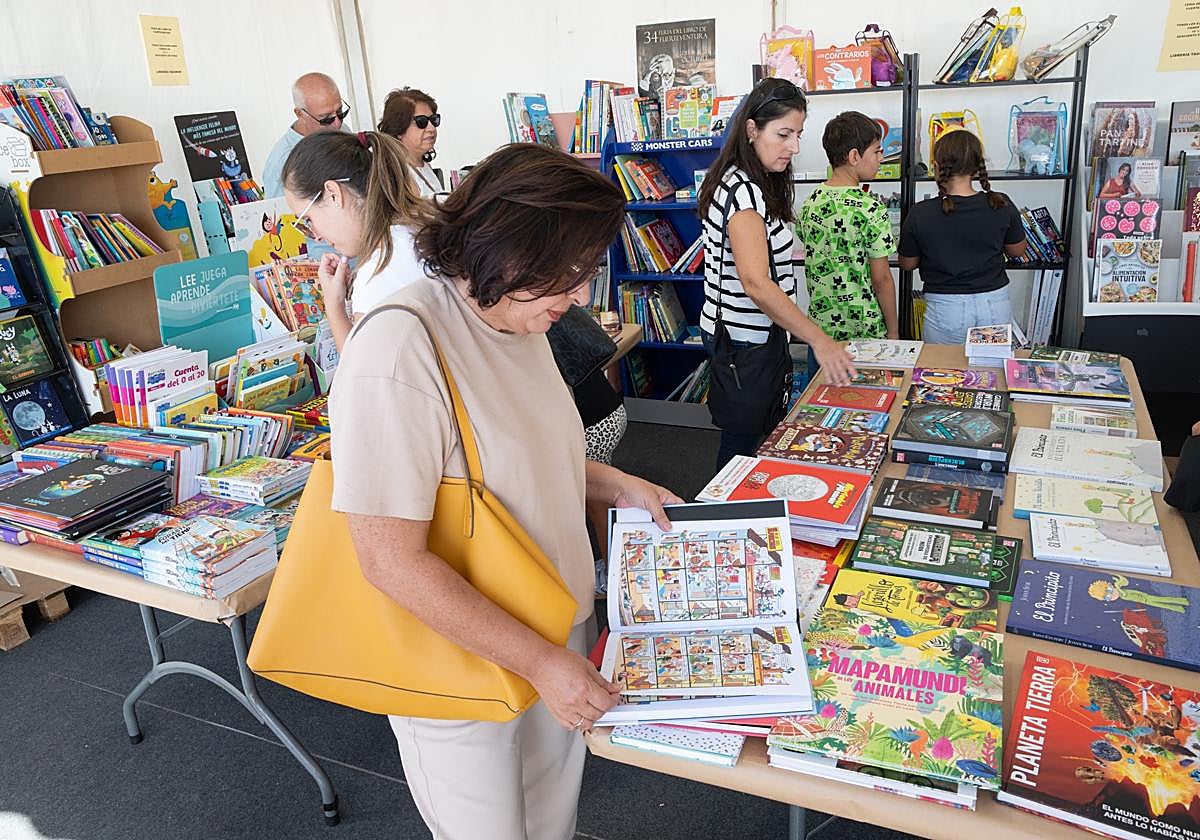 Público consulta libros en uno de los puestos de una edición anterior de la Feria del Libro de Fuerteventura