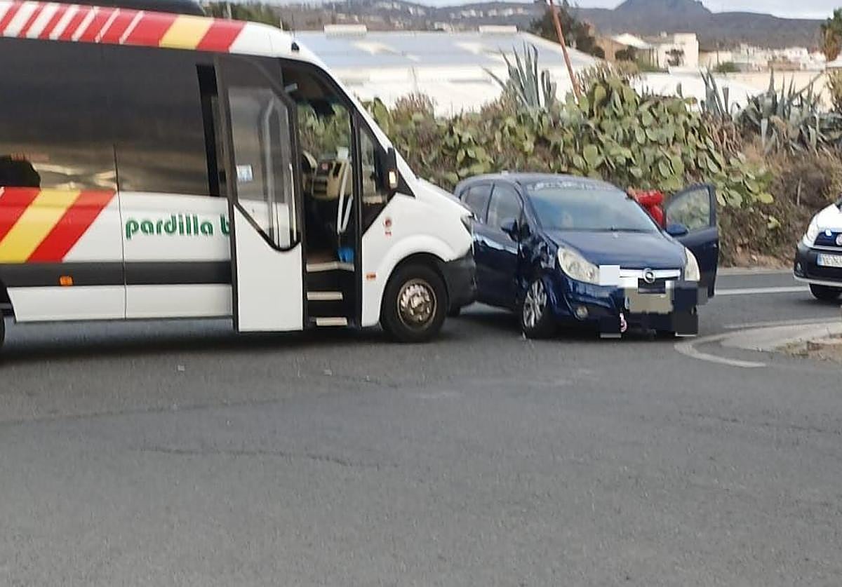 Imagen del accidente entre una guagua y un coche en Telde este miércoles.
