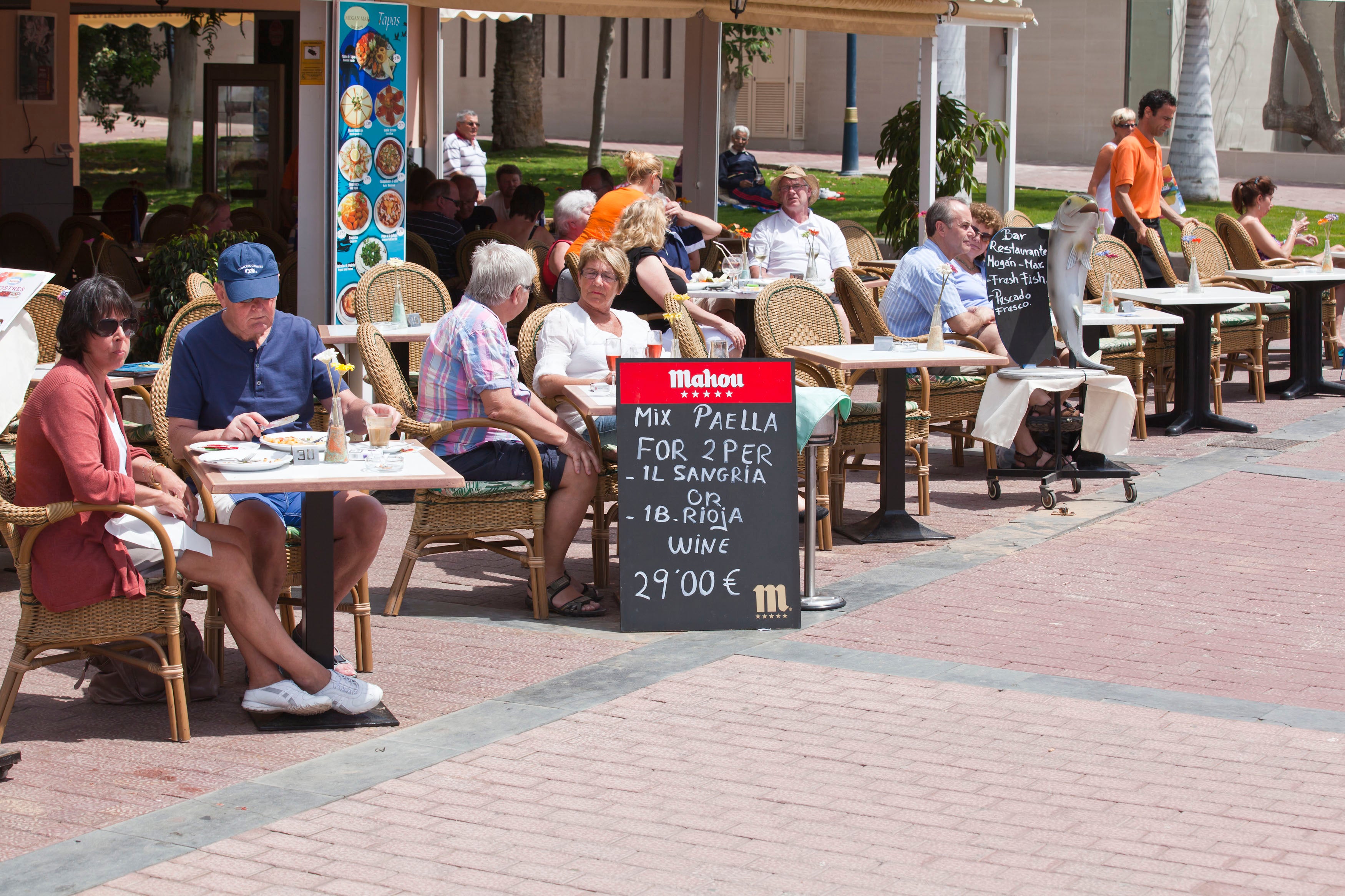 Turistas en la playa de Mogán.