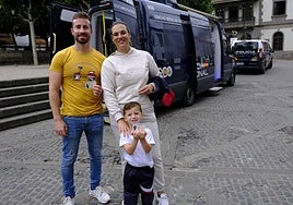 Sergio, Kiara y Oliver, vecinos de Teror, con sus nuevos DNI tras expedirlos en el VIDOC.