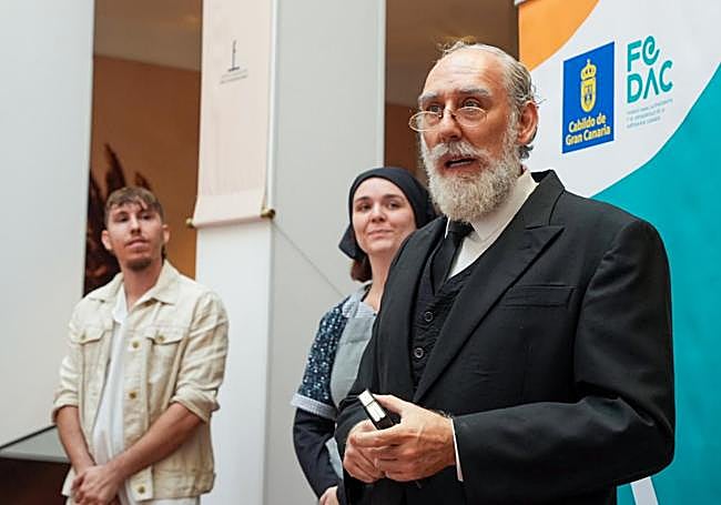 Juan de León y Castillo hace la introducción a la visita. Luego le cogen el testigo Doña Amparo y el Susurro del Faro.