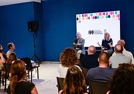 El concejal Pedro Quevedo y la directora de Derechos Culturales del Ministerio, Jazmin Beirak, este jueves, en el Castillo de Mata.