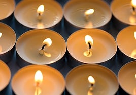 Imagen de velas encendidas.