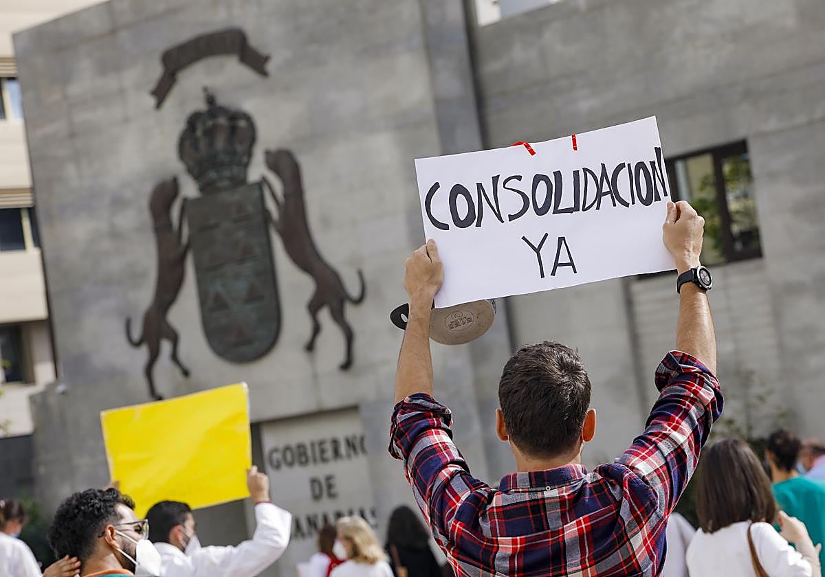 Protesta de médicos del SCS en el año 2020 exigiendo al Gobierno canario la estabilización del personal temporal.