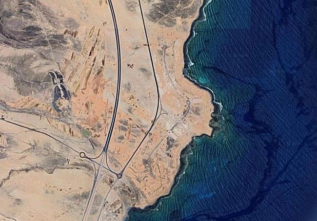 El ámbito del plan parcial es entre la carretera y la costa.