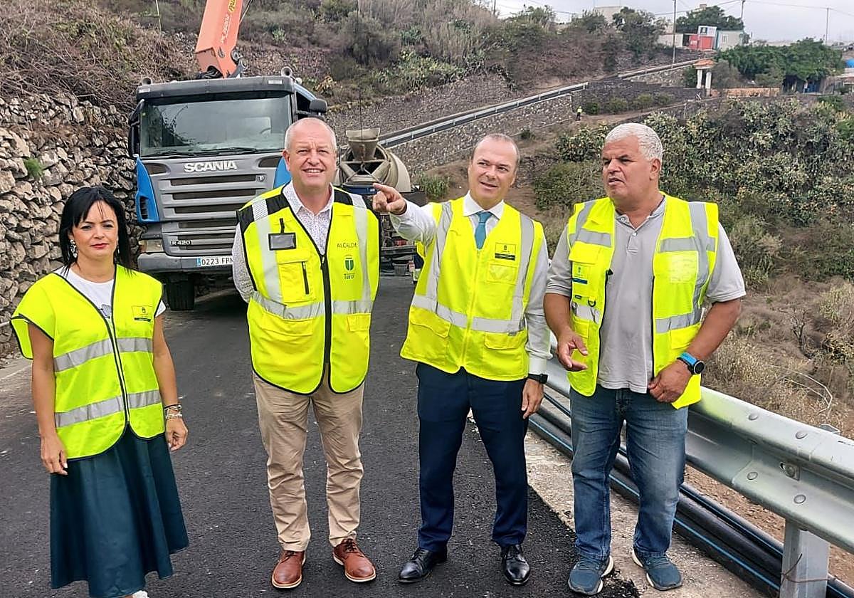 Autoridades del Cabildo y del Ayuntamiento de Teror visitan las obras de reparación en la carretera de El Faro, en Teror.