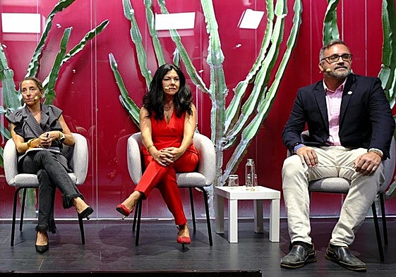 De izquierda a derecha, el director del periódico junto a Gemma Tor, Sonia Arias y Raúl.
