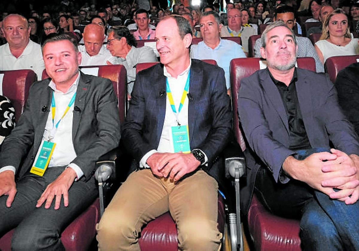 Teodoro Sosa (i) y Óscar Hernández (1ºCAN) con Fernando Clavijo (c) y Pablo Rodríguez (CC) en el congreso de 1ºCAN.
