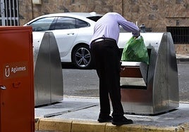 Un vecino de Agüimes, haciendo uso del servicio público del municipio.