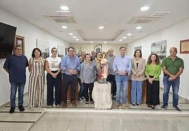 Alcalde, concejalas y concejales, en la entrega de la talla mariana a la asociación de vecinos Los Llanos-La Mareta.