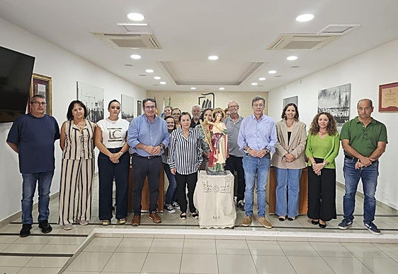 Alcalde, concejalas y concejales, en la entrega de la talla mariana a la asociación de vecinos Los Llanos-La Mareta.