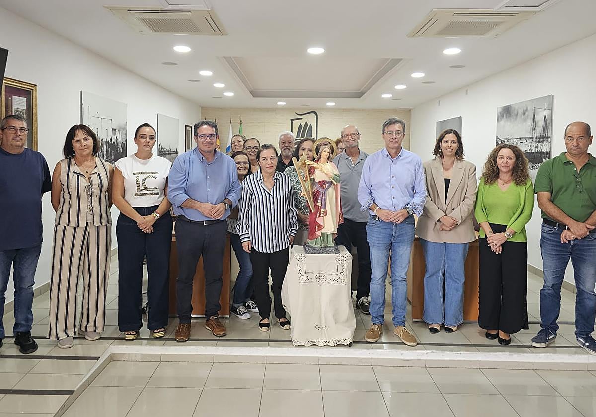 Alcalde, concejalas y concejales, en la entrega de la talla mariana a la asociación de vecinos Los Llanos-La Mareta.