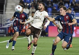 Kirian, en un lance del choque frente al Huesca, en el que volvió a ser titular.