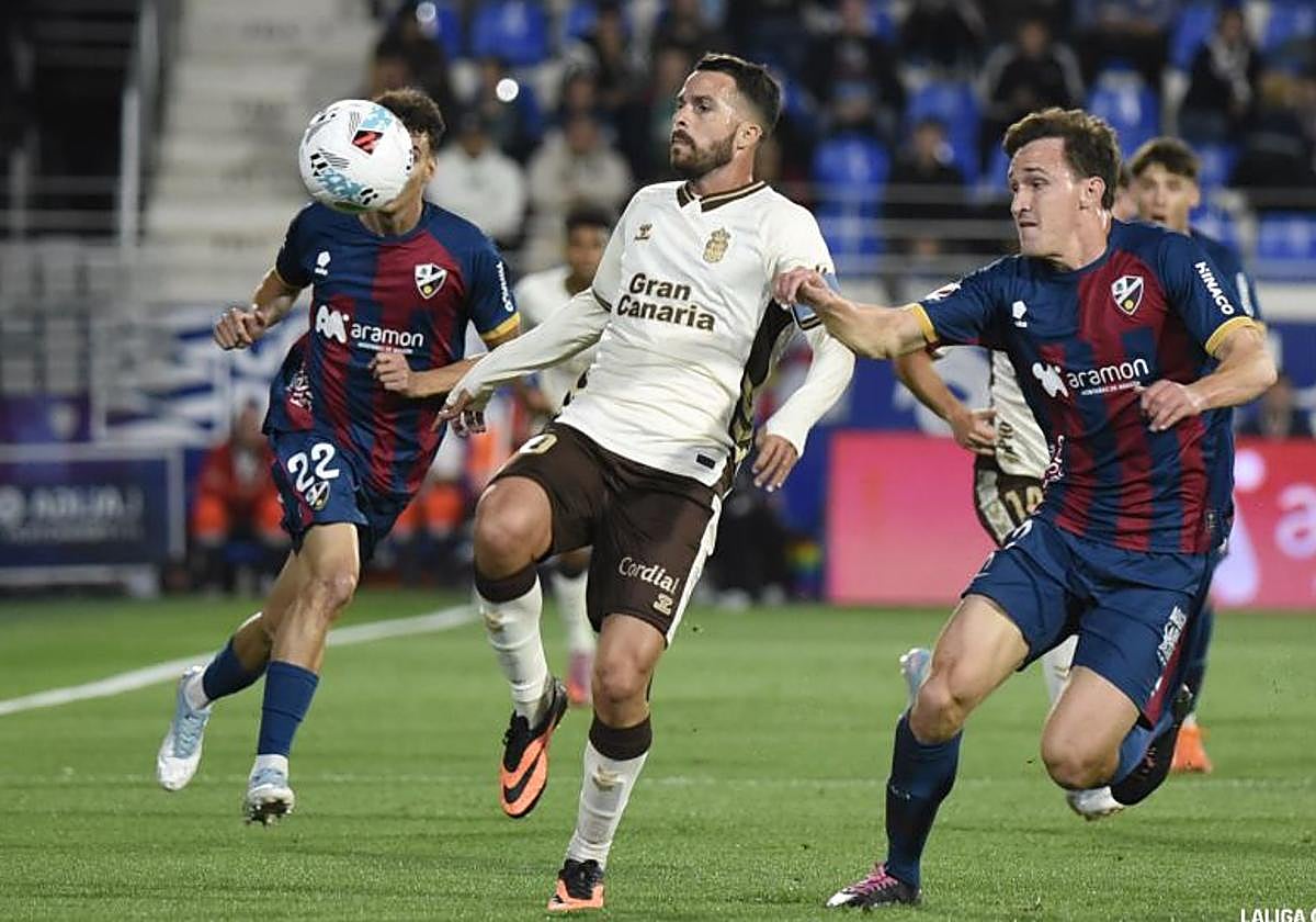 Kirian, en un lance del choque frente al Huesca, en el que volvió a ser titular.