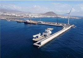 Vista desde el mar de las instalaciones actuales del puerto de Arinaga.