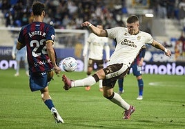Viti, Kirian, Álex Suárez y Mata, de celebración durante el entrenamiento.