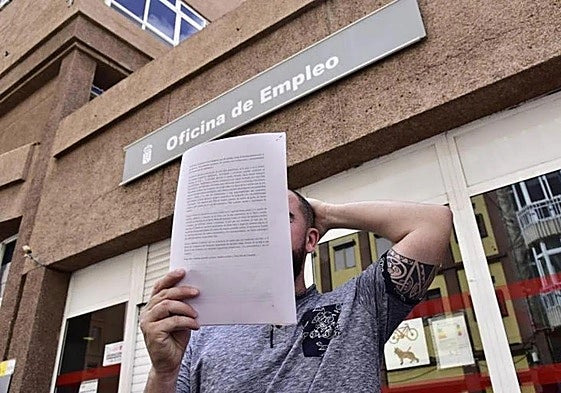 Un usuario a las puertas de una oficina de empleo en Canarias.