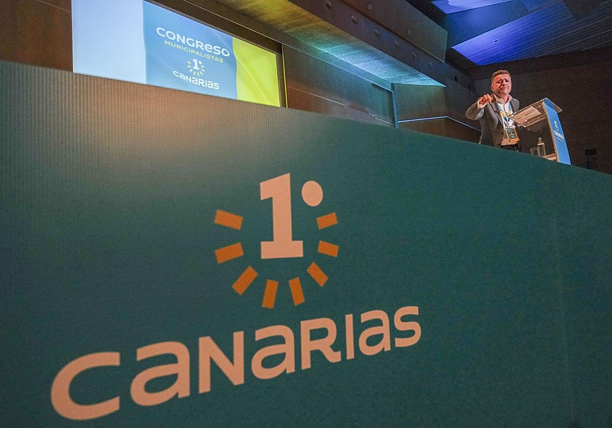 Intervención de Teodoro Sosa durante el congreso constituyente de Municipalistas Primero Canarias.