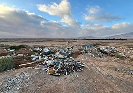 Basura y escombros tirados dentro de la Zepa de los llanos y cuchillos de Antigua.