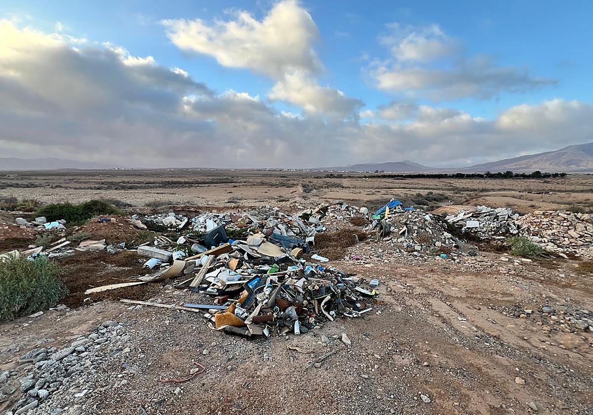 Basura y escombros tirados dentro de la Zepa de los llanos y cuchillos de Antigua.