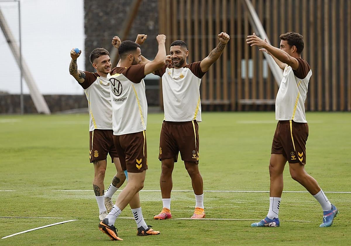 Viti, Kirian, Álex Suárez y Mata, de celebración durante el entrenamiento.