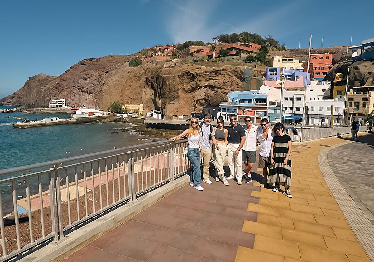 Imagen de grupo de los actores invitados al festival en el paseo de Sardina de Gáldar.