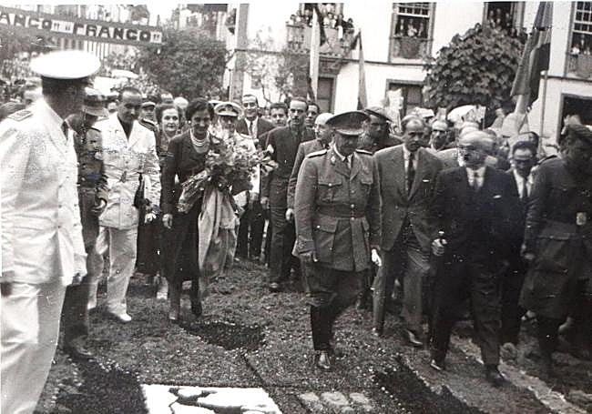 El dictador dirigiéndose a la basílica de Teror.