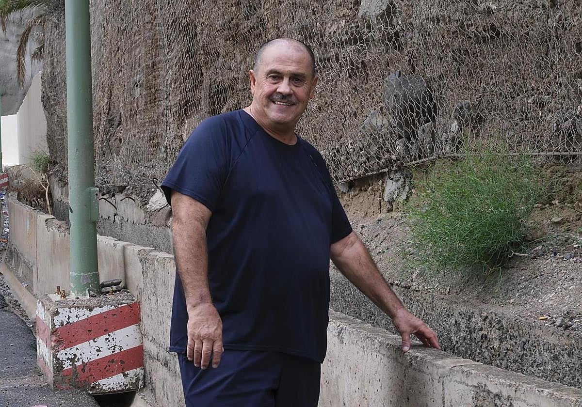 Juan Guerra en las calles interiores de Reina Mercedes, la urbanización que lucha como un barrio.