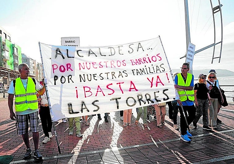 Los ciudadanos de los distintos barrios de la capital grancanaria tomaron la ciudad para manifestarse por la «mala gestión municipal del actual gobierno».