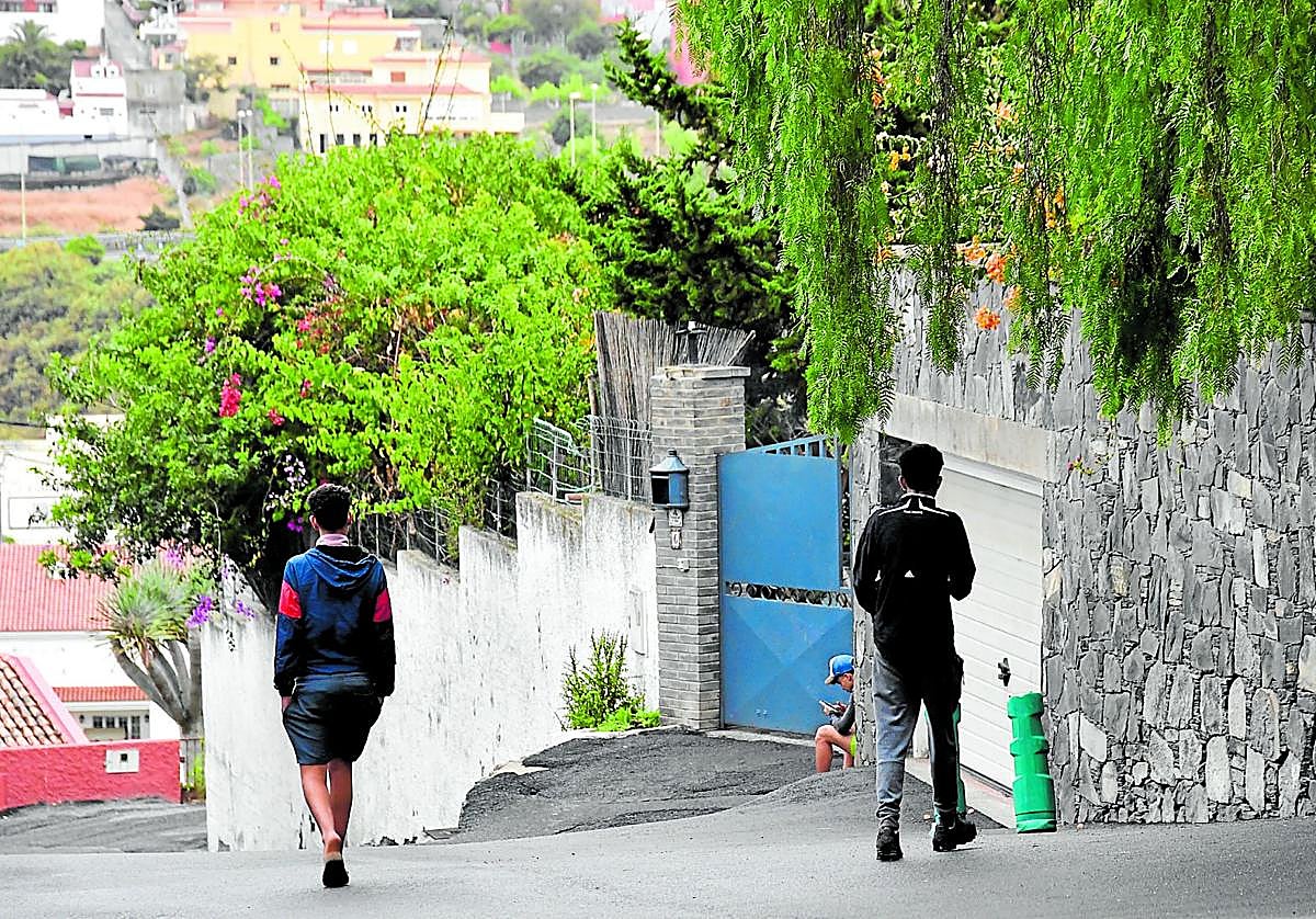 Imagen de archivo de menores en el exterior de uno de los centros cuya gestión centra la investigación.
