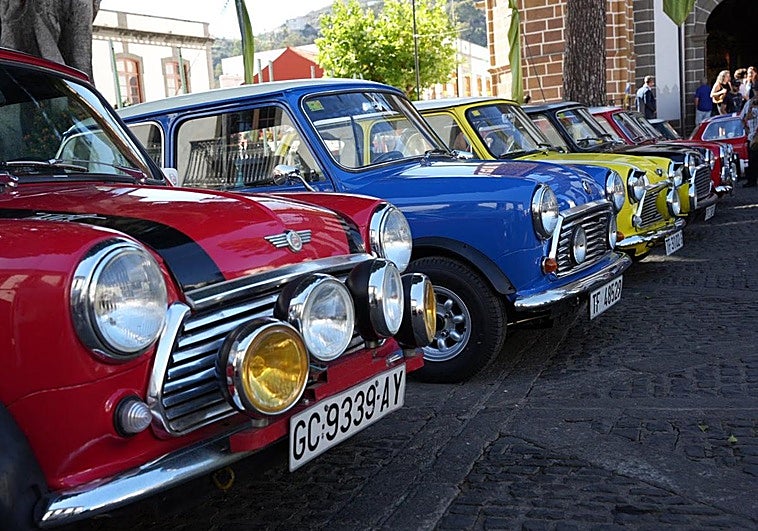 Algunos de los coches Mini concentrados este sábado en la plaza del Pino de Teror.