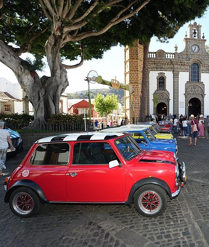 Imagen secundaria 2 - Algunos de los vehículos reunidos este sábado en la villa mariana. 