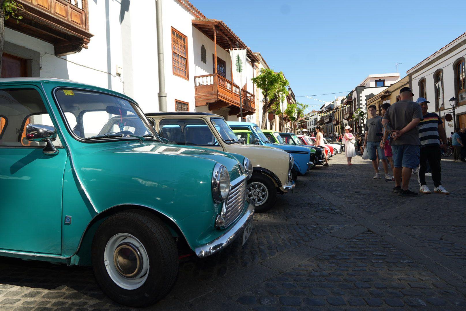 Amantes de los coches Mini se agrupan en Teror