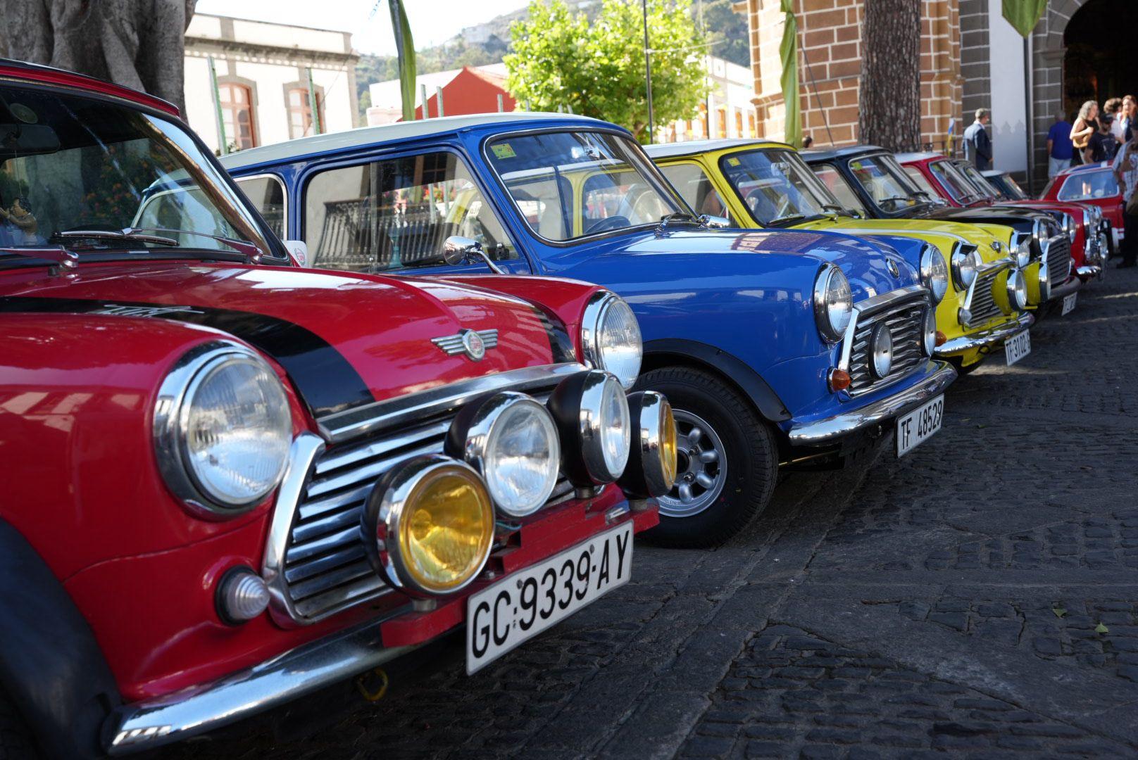 Amantes de los coches Mini se agrupan en Teror