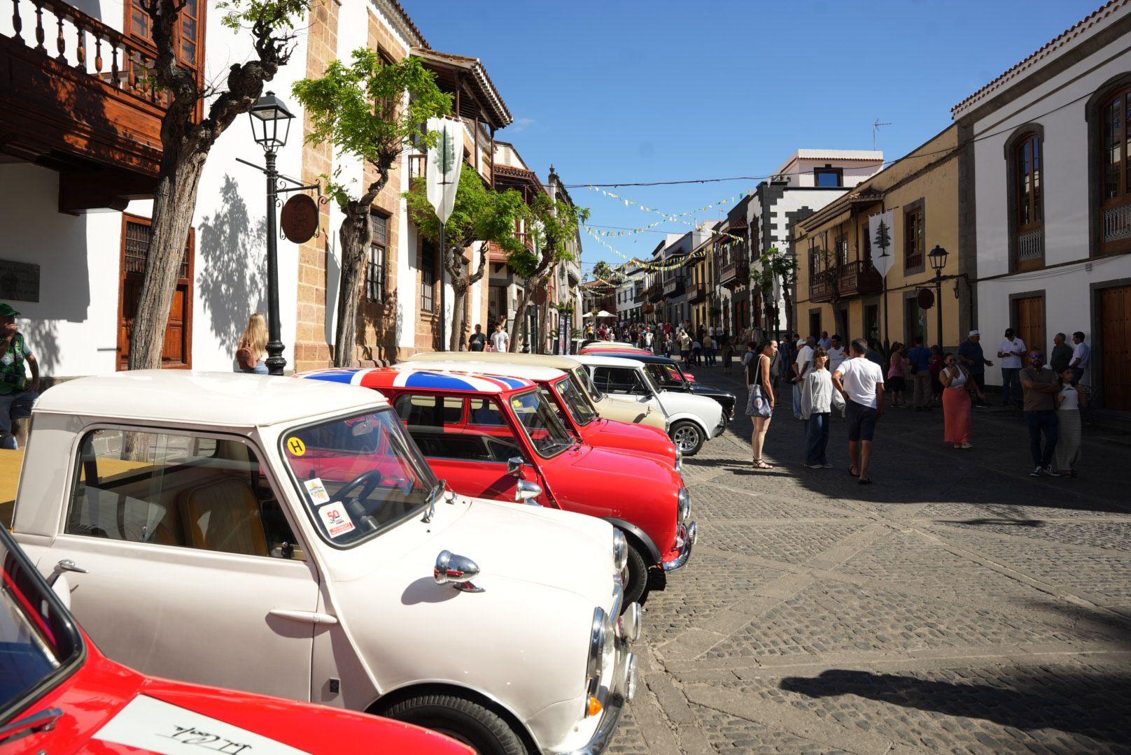 Amantes de los coches Mini se agrupan en Teror