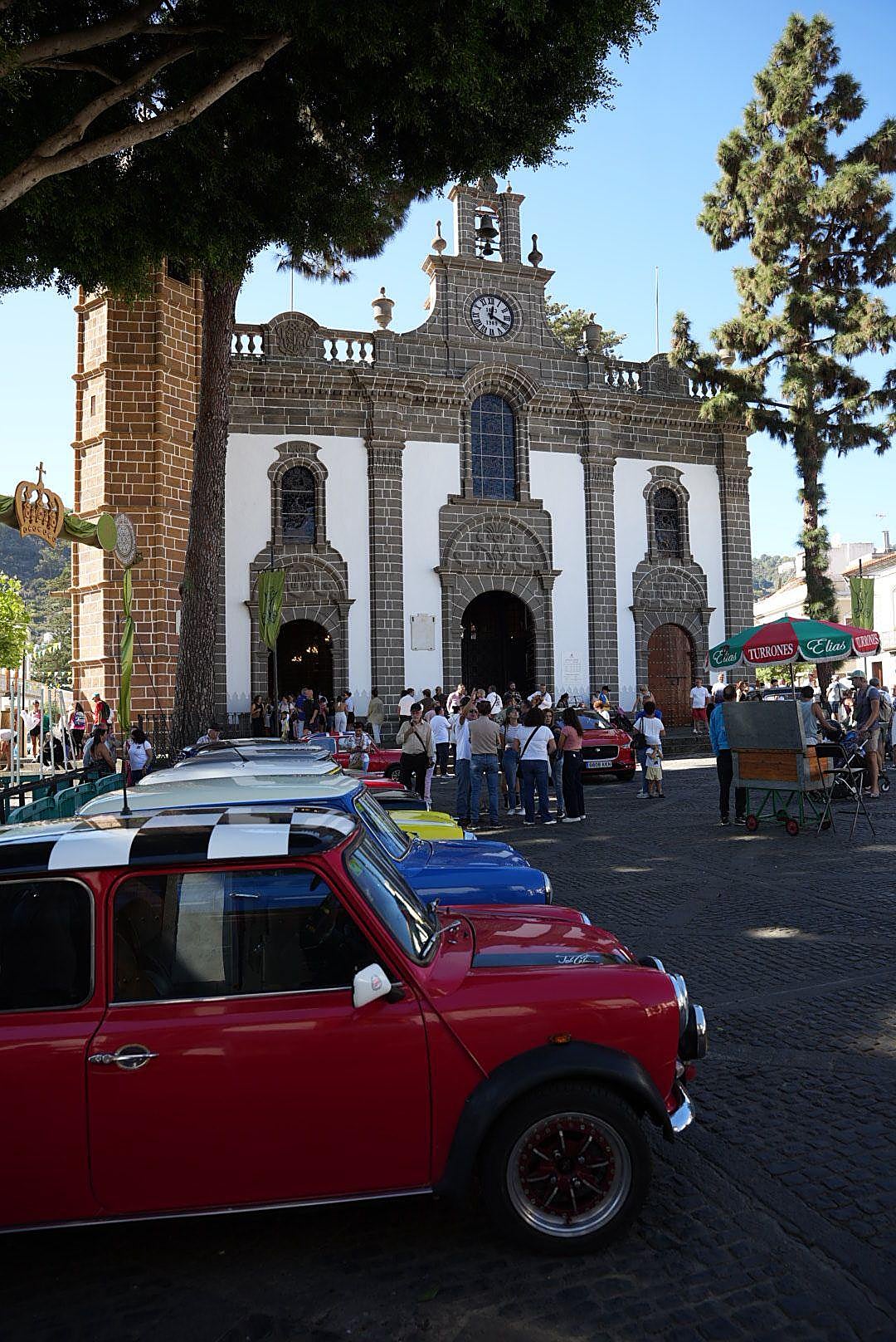 Amantes de los coches Mini se agrupan en Teror