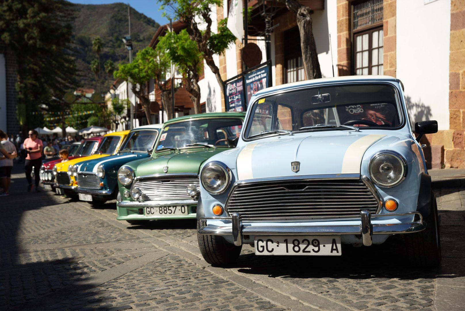 Amantes de los coches Mini se agrupan en Teror