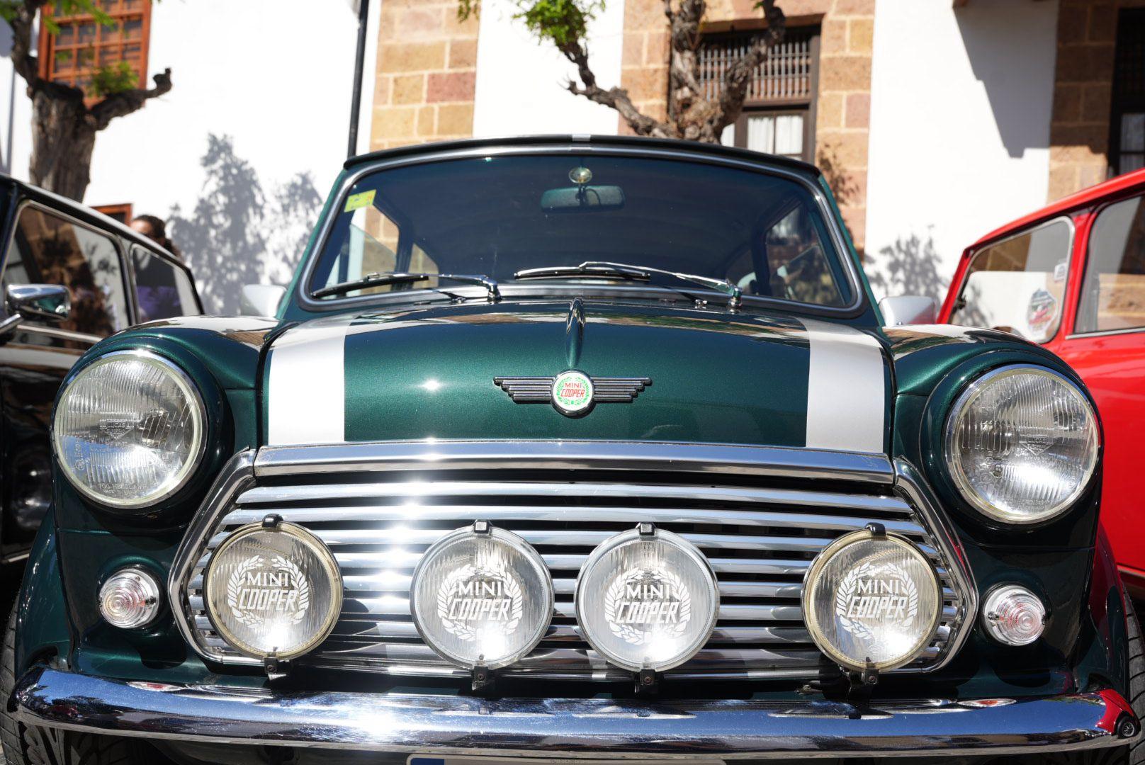 Amantes de los coches Mini se agrupan en Teror